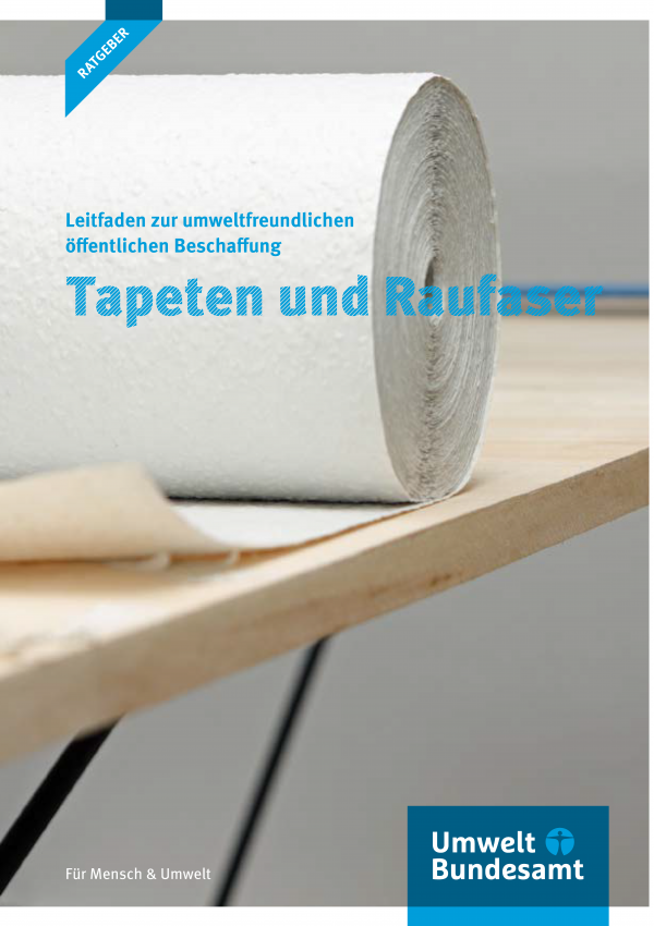 Titelseite der Broschüre "Leitfaden zur umweltfreundlichen öffentlichen Beschaffung von Tapeten und Raufaser" des Umweltbundesamtes mit einem Hintergrundfoto einer Rolle Raufasertapete auf einem Tapeziertisch
