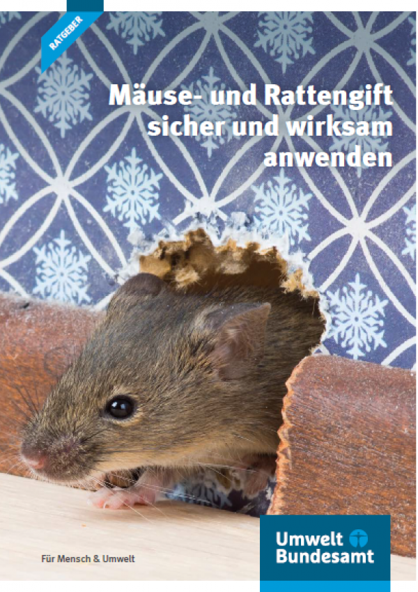 Titelseite der Ratgeber-Broschüre "Mäuse- und Rattengift sicher und wirksam anwenden". Das Titelbild zeigt eine Maus, die aus einem Loch einer tapezierten Wand mit zernagter Fußleiste kommt. Unten das Logo des Umweltbundesamtes und das Motto "Für Mensch & Umwelt".