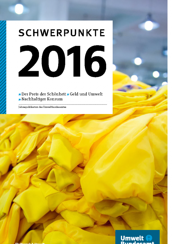 Titelseite der Jahrespublikation des Umweltbundesamtes "Schwerpunkte 2016". Stichwortartig sind die Themen "Der Preis der Schönheit", "Geld und Umwelt" und "Nachhaltiger Konsum" angekündigt. Das Hintergrundfoto zeigt gelbe Jacken auf einem Stapel.