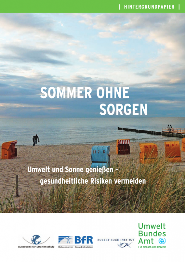 Cover des Hintergrundpapiers "Sommer ohne Sorgen" mit einem Bild eines Meeresstrands mit Strandkörben