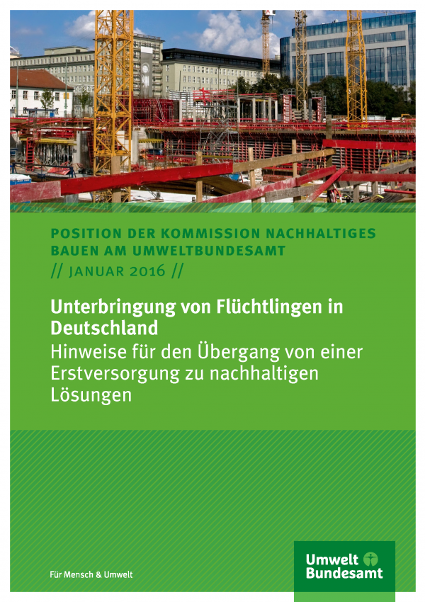 Titelblatt Positionspapier "Unterbringung von Flüchtlingen in Deutschland - Hinweise für den Übergang von einer Erstversorgung zu nachhaltigen Lösungen" der Kommission Nachhaltiges Bauen am Umweltbundesamt vom Januar 2016 mit Titelfoto einer Baustelle