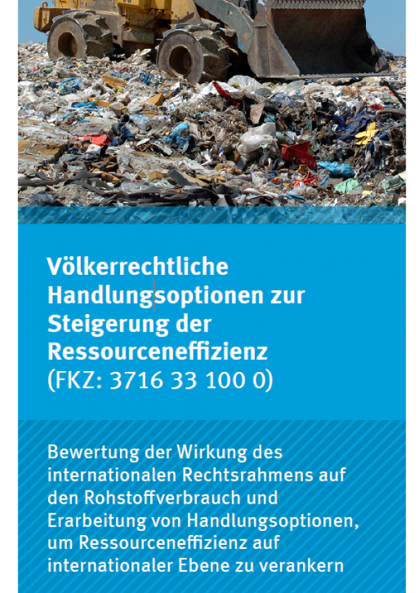 Titelseite des Faltblatts "Völkerrechtliche Handlungsoptionen zur Steigerung der Ressourceneffizienz" mit einem Bild eines Radladers auf einer Müllkippe, unten das Logo des Umweltbundesamts