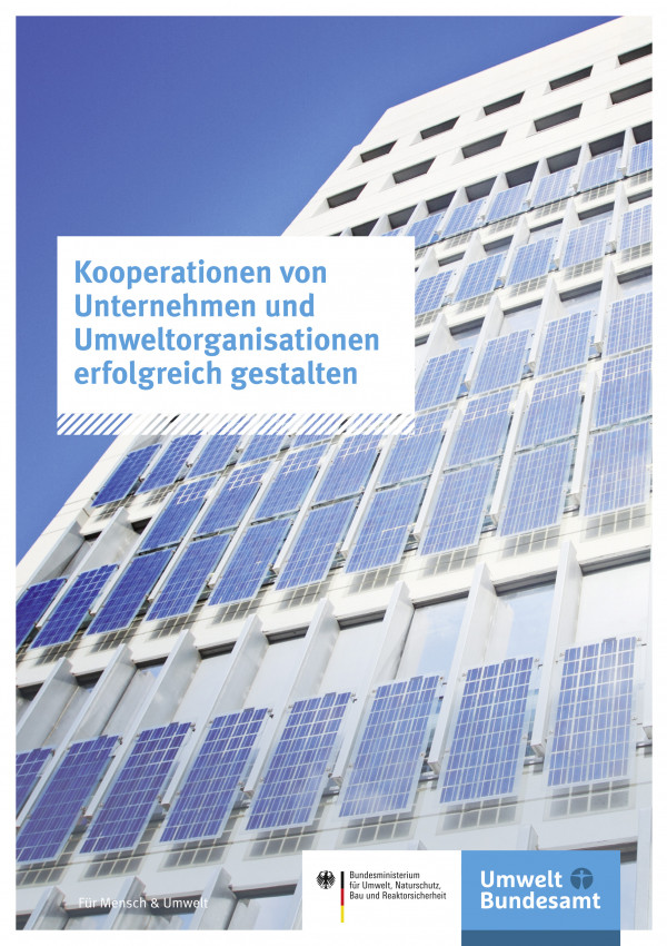 Häuserfront mit Solaranlagen