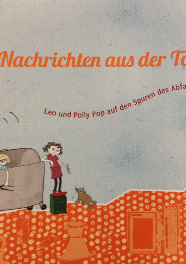 Titelbild des Kinderbuchs "NAchris der Tonne", Zeichnung: Zwei Kinder und eine Katze untersuchen den Inhalt einer Mülltonne