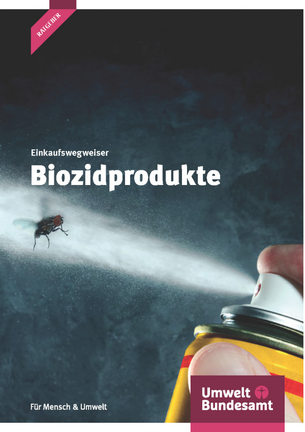 Cover der Broschüre "Einkaufswegweiser Biozide" mit dem Foto, wie eine Stubenfliege mit einem Insektenspray besprüht wird. Unten das Logo des Umweltbundesamtes.
