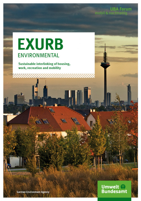 Englische Titelseite der Broschüre "UMLANDSTADT umweltschonend – Nachhaltige Verflechtung von Wohnen, Arbeiten, Erholung und Mobilität" des Umweltbundesamtes, das Titelfoto zeigt den grünen Stadtrand der Stadt Frankfurt / Main