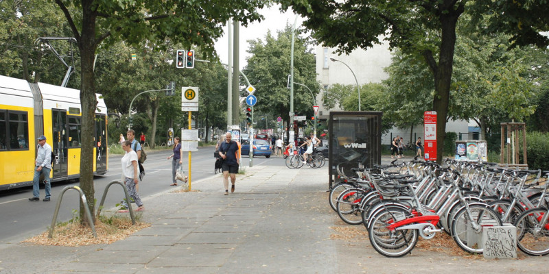 Direkt neben einer Straßenbahn-Haltestelle stehen Mietfahrräder bereit