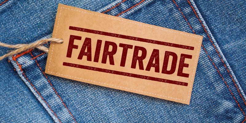 Das Bild zeigt eine Jeans mit Fairtrade-Kennzeichnung