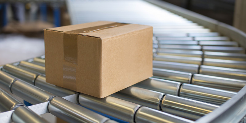 Das Bild zeigt ein Paket auf einem Transportband