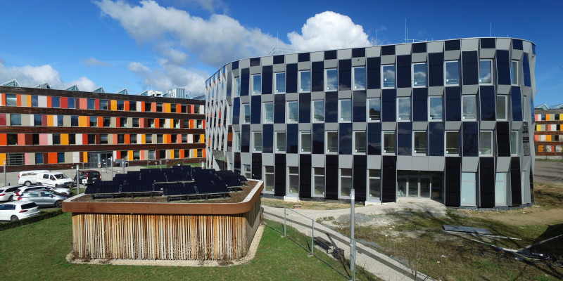 Das Bild zeigt den UBA-Erweiterungsbau von außen neben dem Hauptgebäude des UBA.