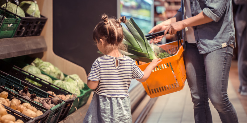 Mutter und Tochter beim Einkauf im Supermarkt.