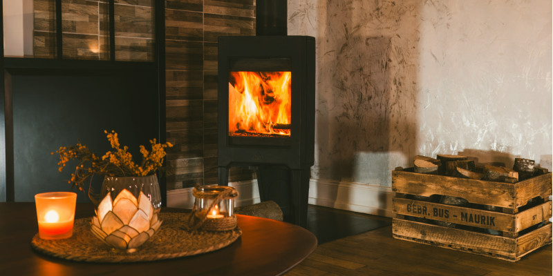 Kamin mit Holzkiste