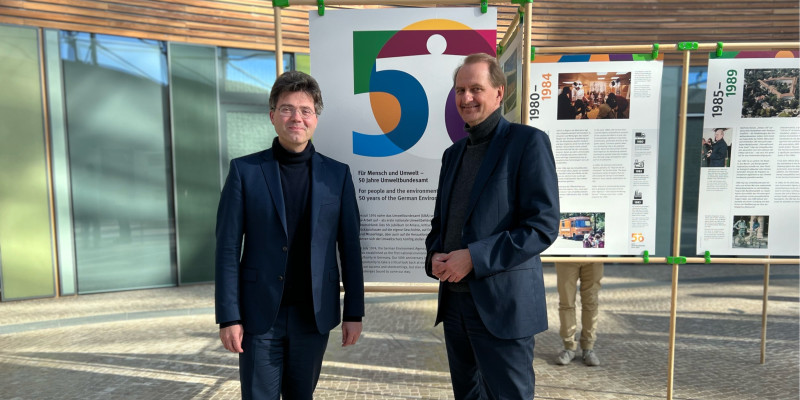 Robert Reck, Oberbürgermeister der Stadt Dessau, und UBA-Präsident Dirk Messner im Umweltbundesamt in Dessau