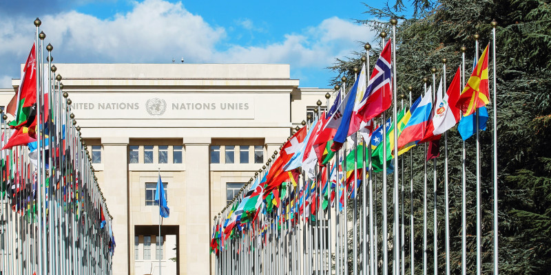 UN-Gebäude mit Flaggen im Vordergrund