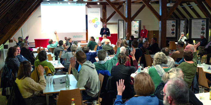 Bürger diskutieren im Plenum ihre Empfehlungen zur Klimavorsorge in Zwiesel
