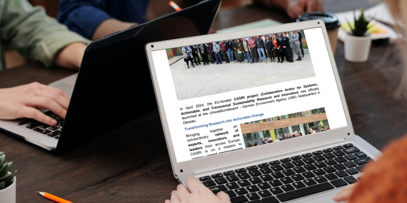Ein aufgeschlagener Laptop zeigt die ersten Zeilen des Newsletters an.