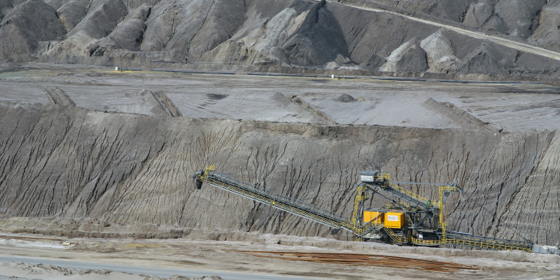 Das Bild zeigt einen Bagger ein einem großen Bergbau.