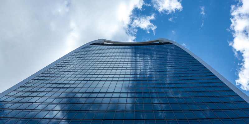 Hochhaus mit verglaster Fassade