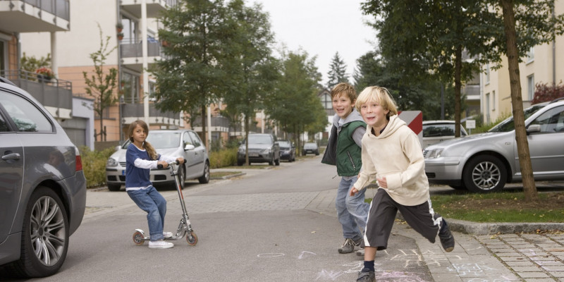 Spielende Kinder auf einer Straßen