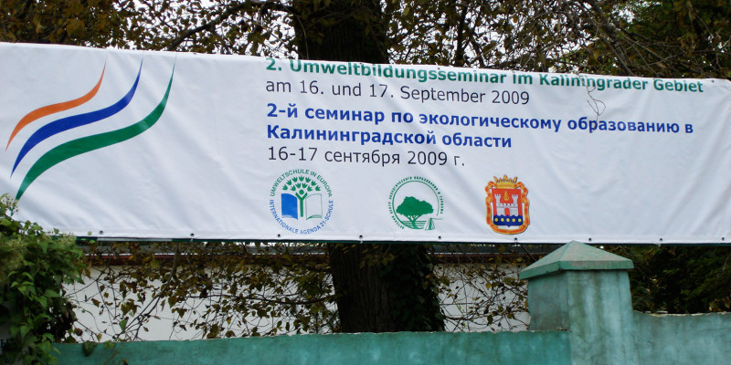 Bild des Banners am Eingang zum Veranstaltungsgebäude