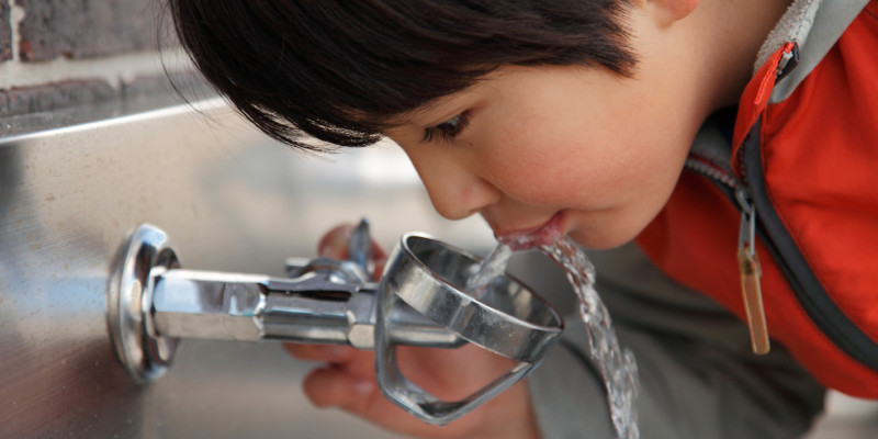 Bild eines Kindes am Wasserhahn