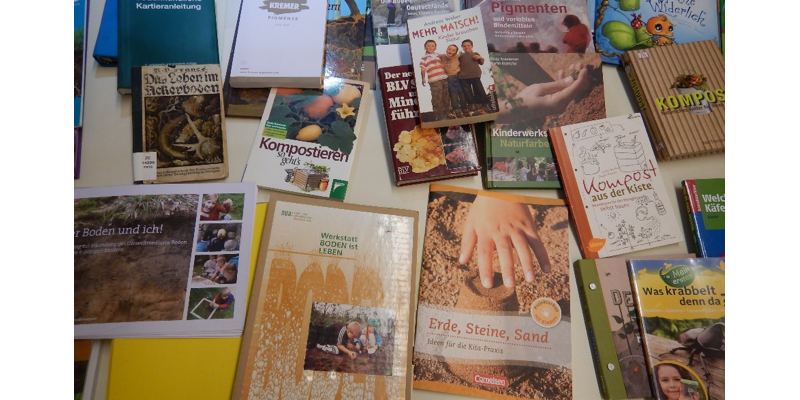 Auswahl von Literatur- und Arbeitsanregungen zu den Themen Bodenmaterial, Bodenleben und Bodenfarben