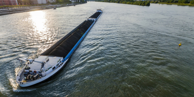 Foto: Ein Binnenschiff auf einer Wasserstraße.