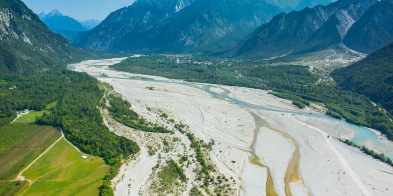 Luftaufnahme des Flusses Tagliamento in Italien mit einem Geflecht aus ausgedehnten Geröllflächen, Haupt- und Nebenarmen