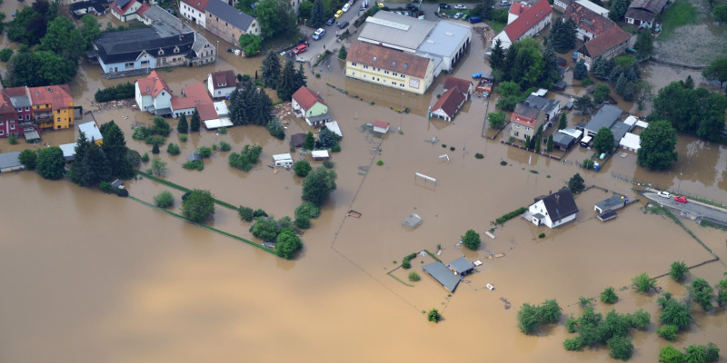 Foto: Eine überflutete Siedlung während eines Hochwassers.