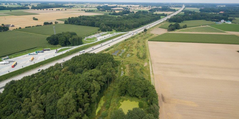 Luftbild des renaturierten Schierenbaches zwischen der Autobahn A1 und landwirtschaftlichen Flächen.