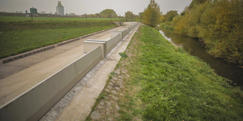 Foto: Das Klappenwehr aus Beton und Stahl auf einem Damm bei Sundhausen.