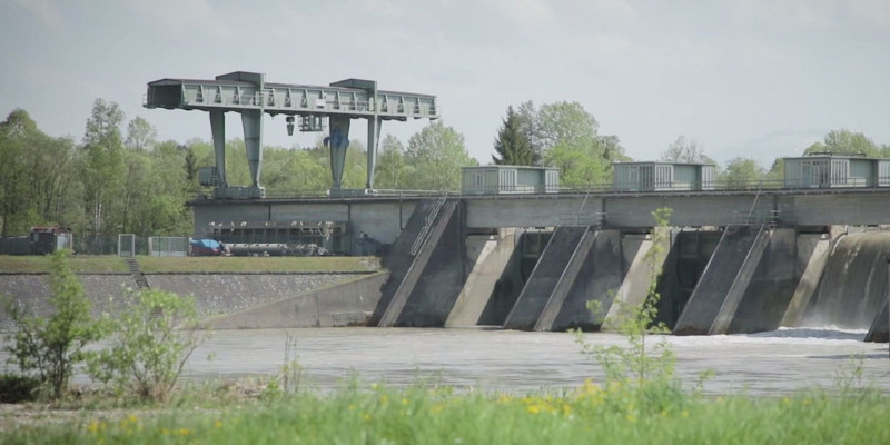 Foto: Seitlicher Blick auf eine Wasserkraftanlage am Inn.