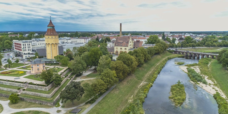 Luftbild der renaturierten Murg im Stadtgebiet Rastatt in der Nähe der Franzbrücke. 