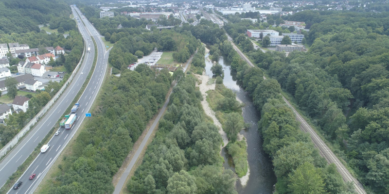 Luftbild der renaturierten Ruhr, die zwischen Autobahn, Radweg und Bahntrasse eingeengt ist.