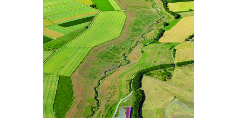 Luftbild der renaturierten Wern bei Geldersheim im Bauabschnitt V in landwirtschaftlicher Umgebung.