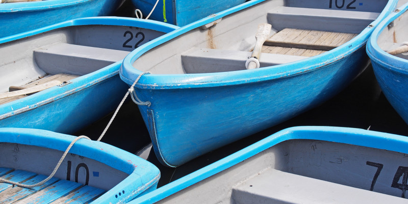 Blaue Ruderboote