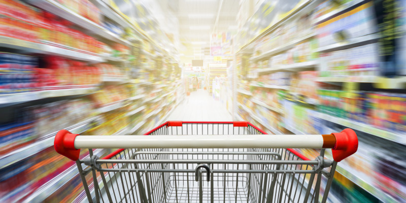Einkaufswagen im Supermarkt