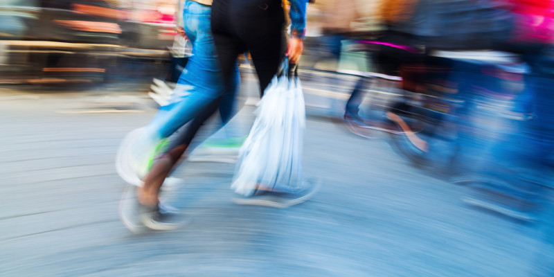 Menschen mit Plastiktüten beim Einkaufsbummel