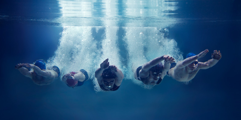 Fünf Schwimmer unter Wasser 