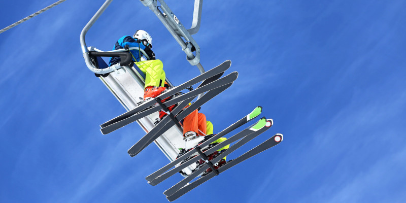 Skifahrer im Sessellift
