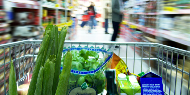 Einkaufswagen im Supermarkt