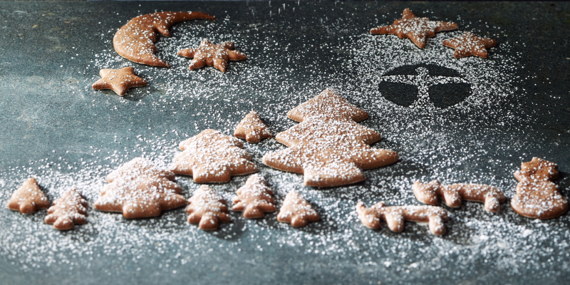 Weihnachtskekse mit Puderzucker und dem Logo "Blauer Engel"