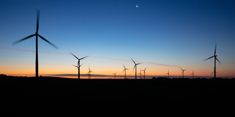 Windräder bei Nacht