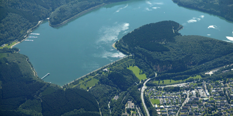 Ein Luftbild der Biggetalsperre in Nordrhein-Westfalen