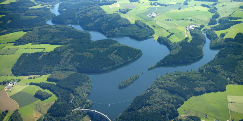 Ein Luftbild der Ennepetalsperre in Nordrhein-Westfalen