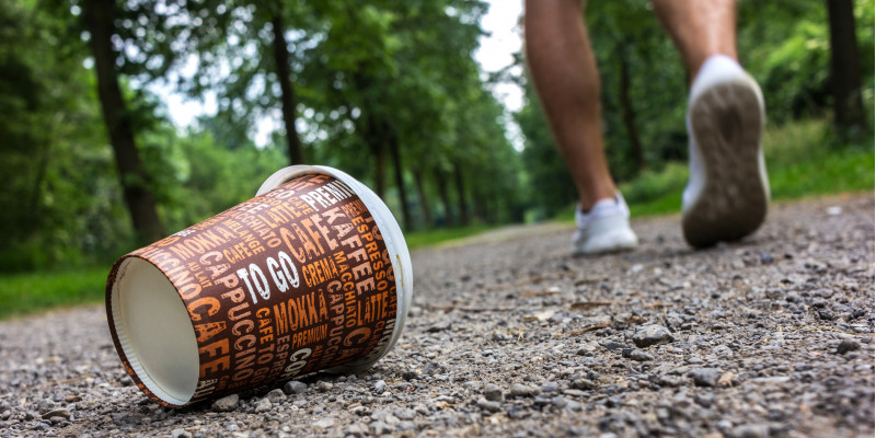 Kaffeebecher im Wald