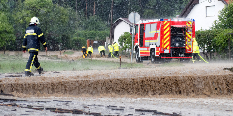 Feuerwehr hilft bei Überschwemmung.