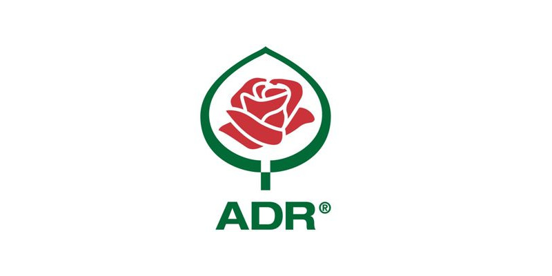ADR-Siegel. Rote Rosenblüte in grünem Rosenblatt. Darunter der Schriftzug "ADR".