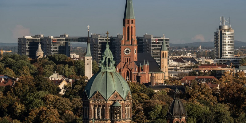 Eine Großstadt mit Gebäuden und Bäumen