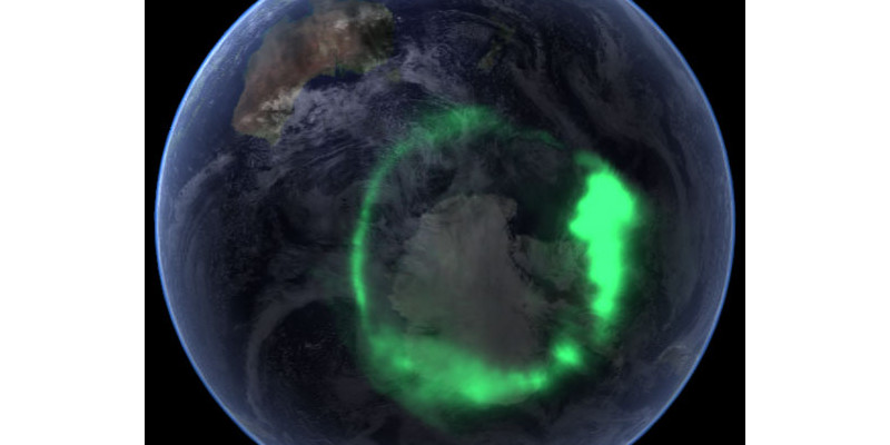 Während der Polarnacht zeigen sich über der Antarktis große Polarlichter (Aurora Australis).